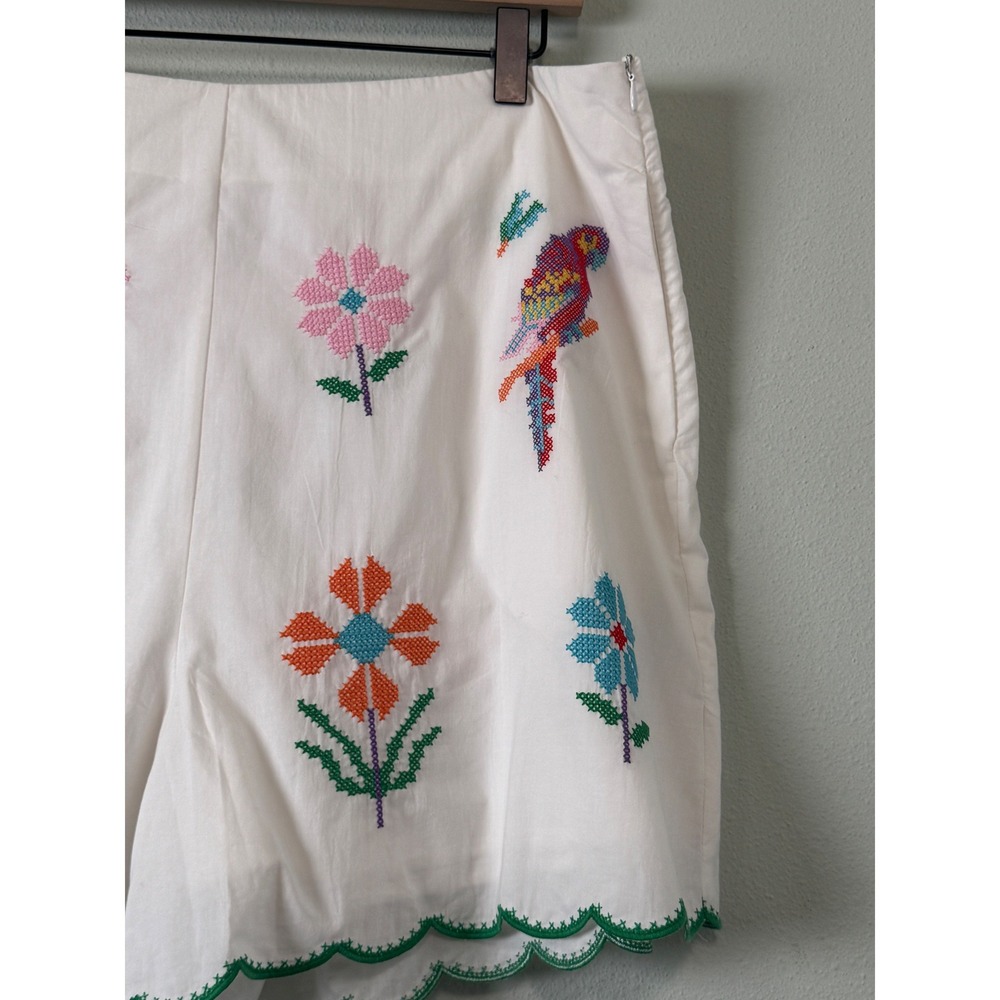 J. Marie Tessie Shorts Embroidered Cross-Stitch Floral Parrot Scallop Trim L NEW - Picture 4 of 14